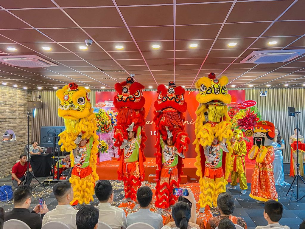múa lân khai trương
